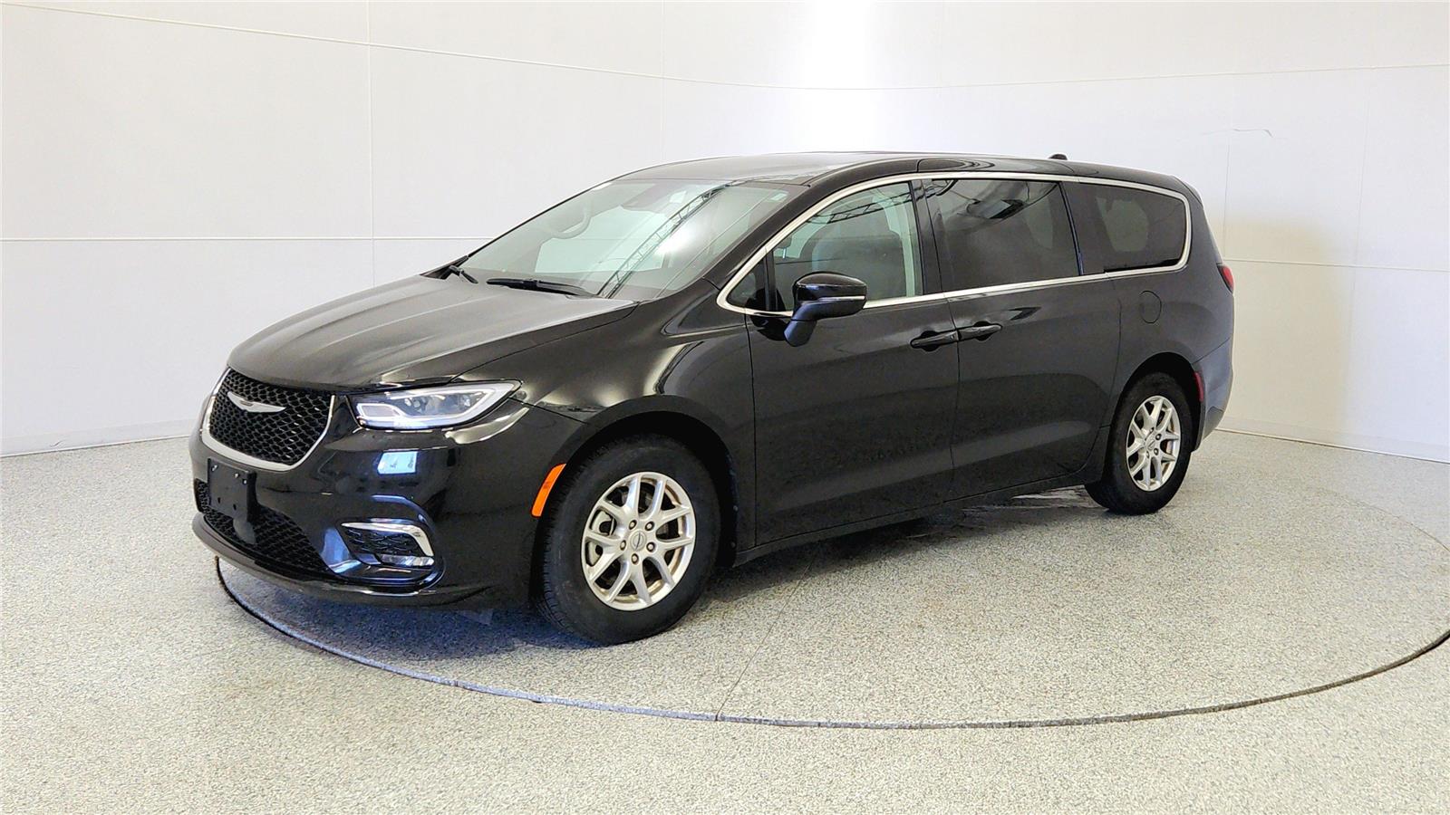 Used 2023 Chrysler Pacifica - photo 5