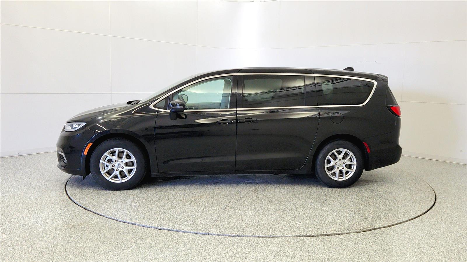 Used 2023 Chrysler Pacifica - photo 6