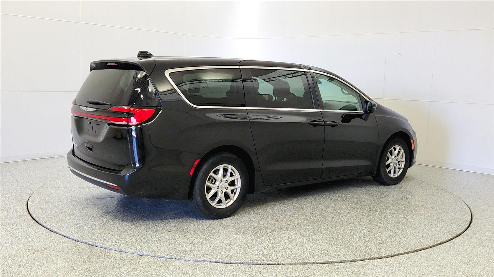 Used 2023 Chrysler Pacifica - photo 9
