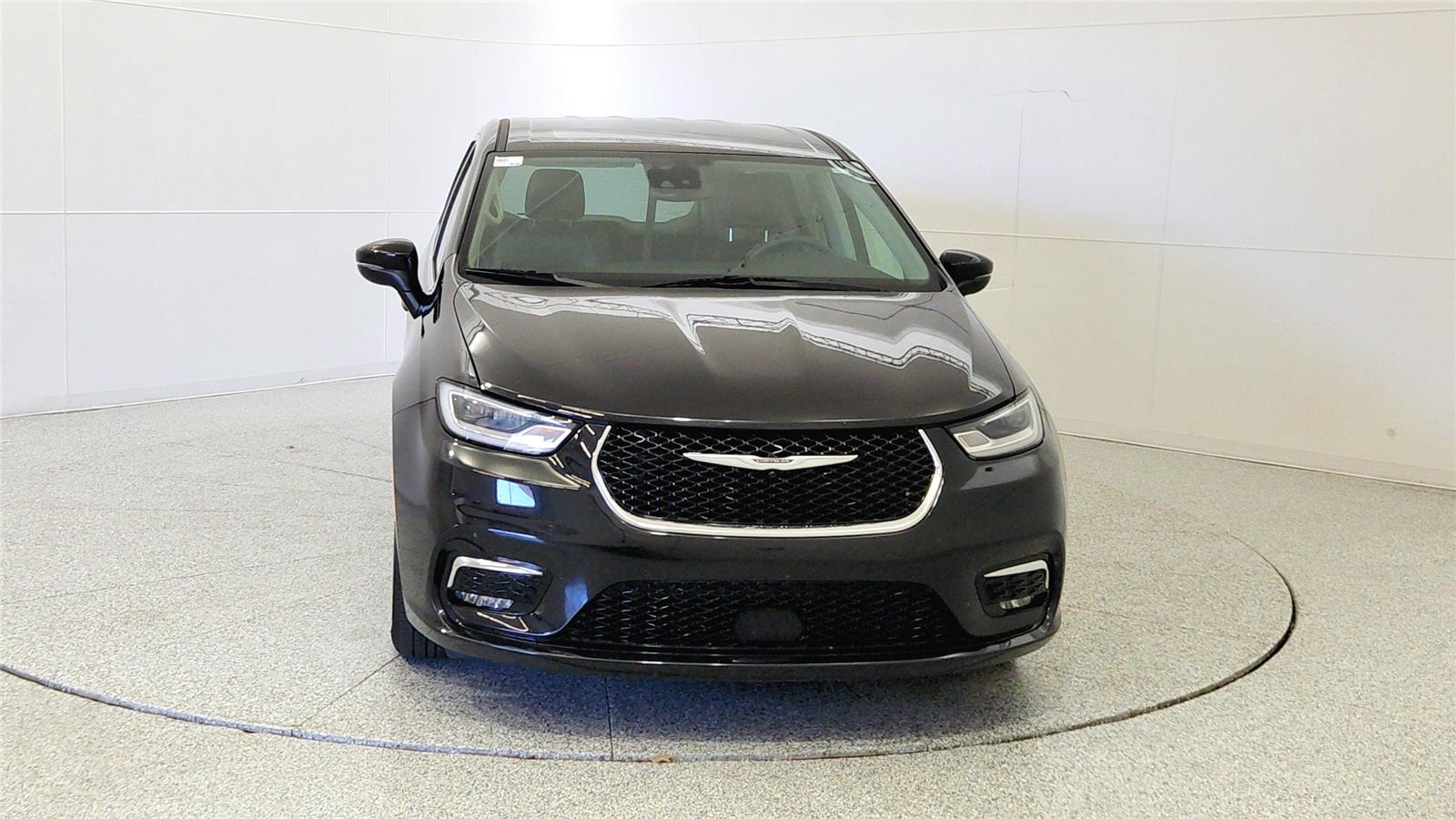 Used 2023 Chrysler Pacifica - photo 2