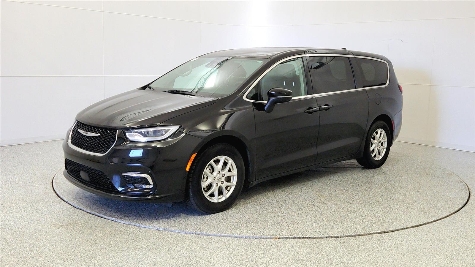 Used 2023 Chrysler Pacifica - photo 5
