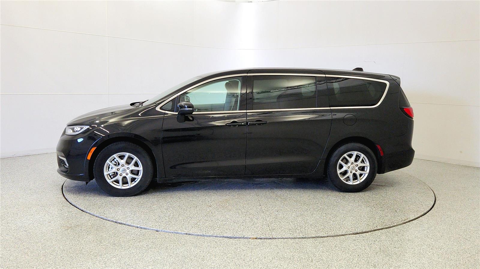 Used 2023 Chrysler Pacifica - photo 6