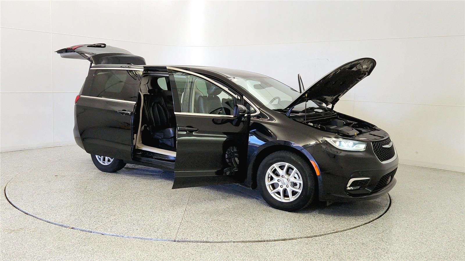 Used 2023 Chrysler Pacifica - photo 11