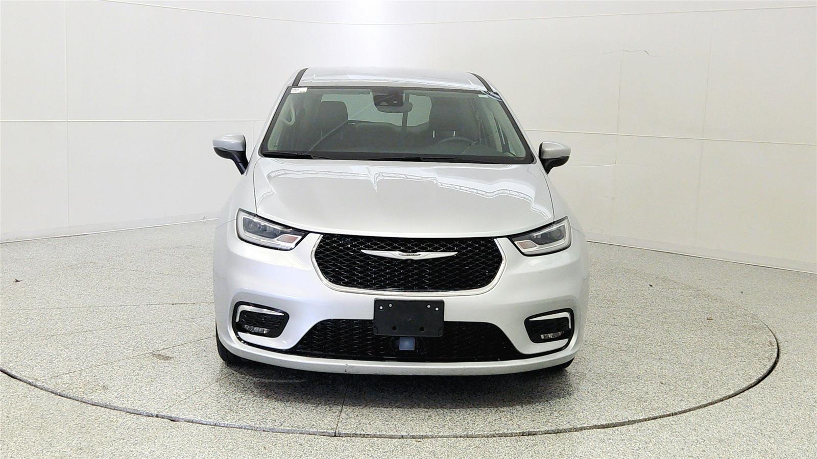 Used 2023 Chrysler Pacifica - photo 2