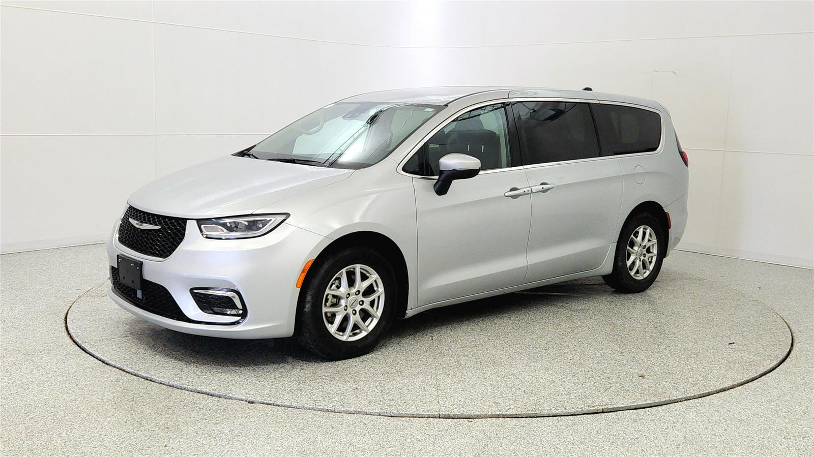 Used 2023 Chrysler Pacifica - photo 5