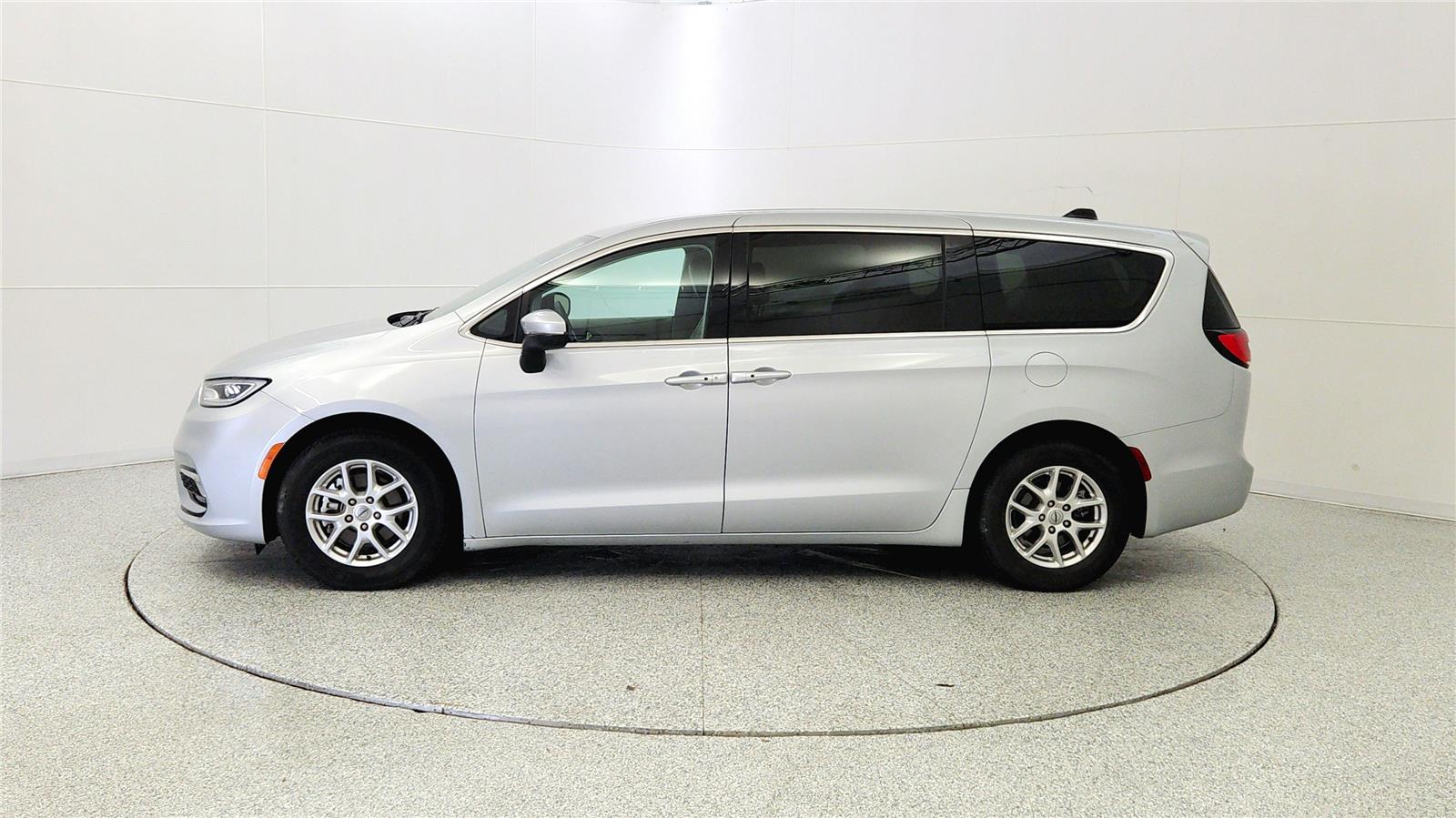 Used 2023 Chrysler Pacifica - photo 6