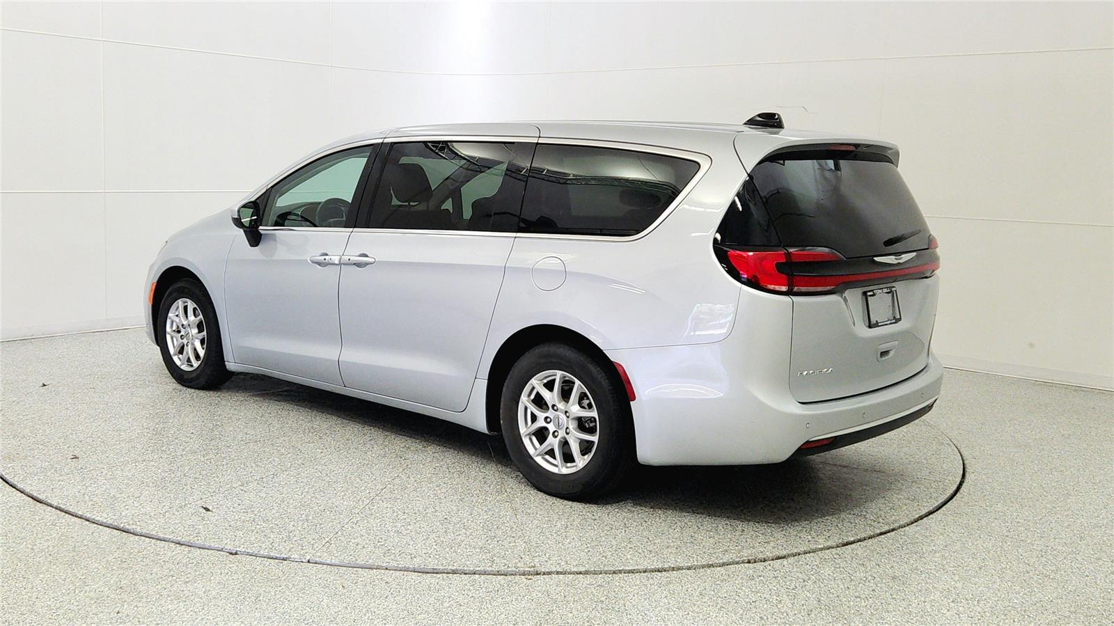 Used 2023 Chrysler Pacifica - photo 7
