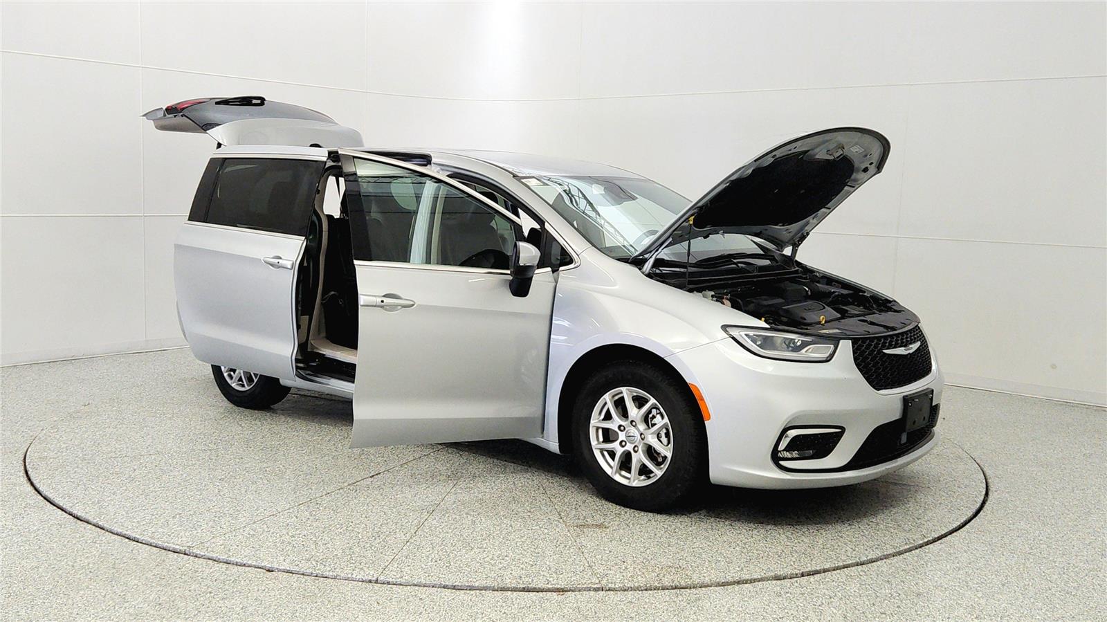 Used 2023 Chrysler Pacifica - photo 11
