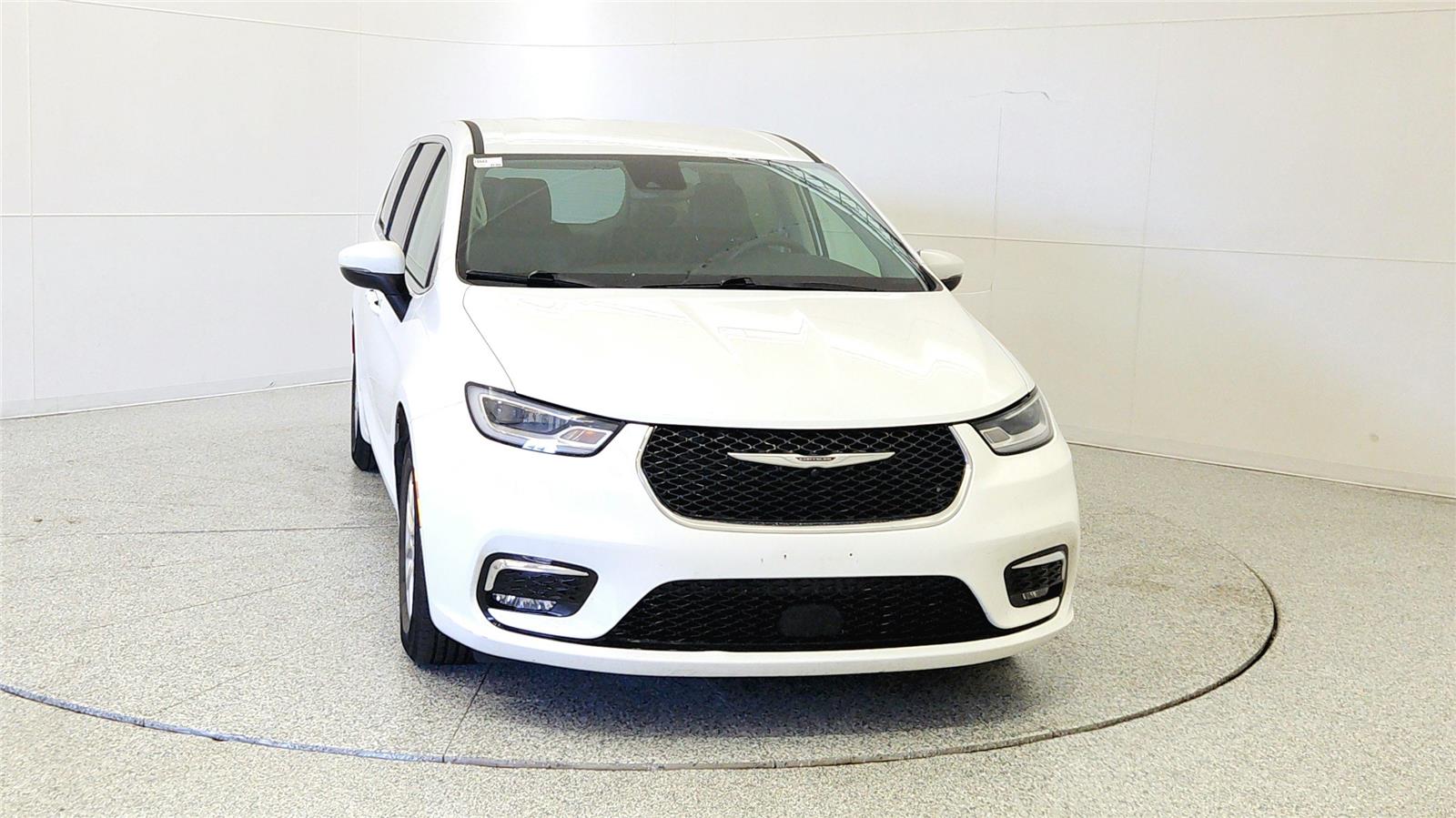 Used 2023 Chrysler Pacifica - photo 2