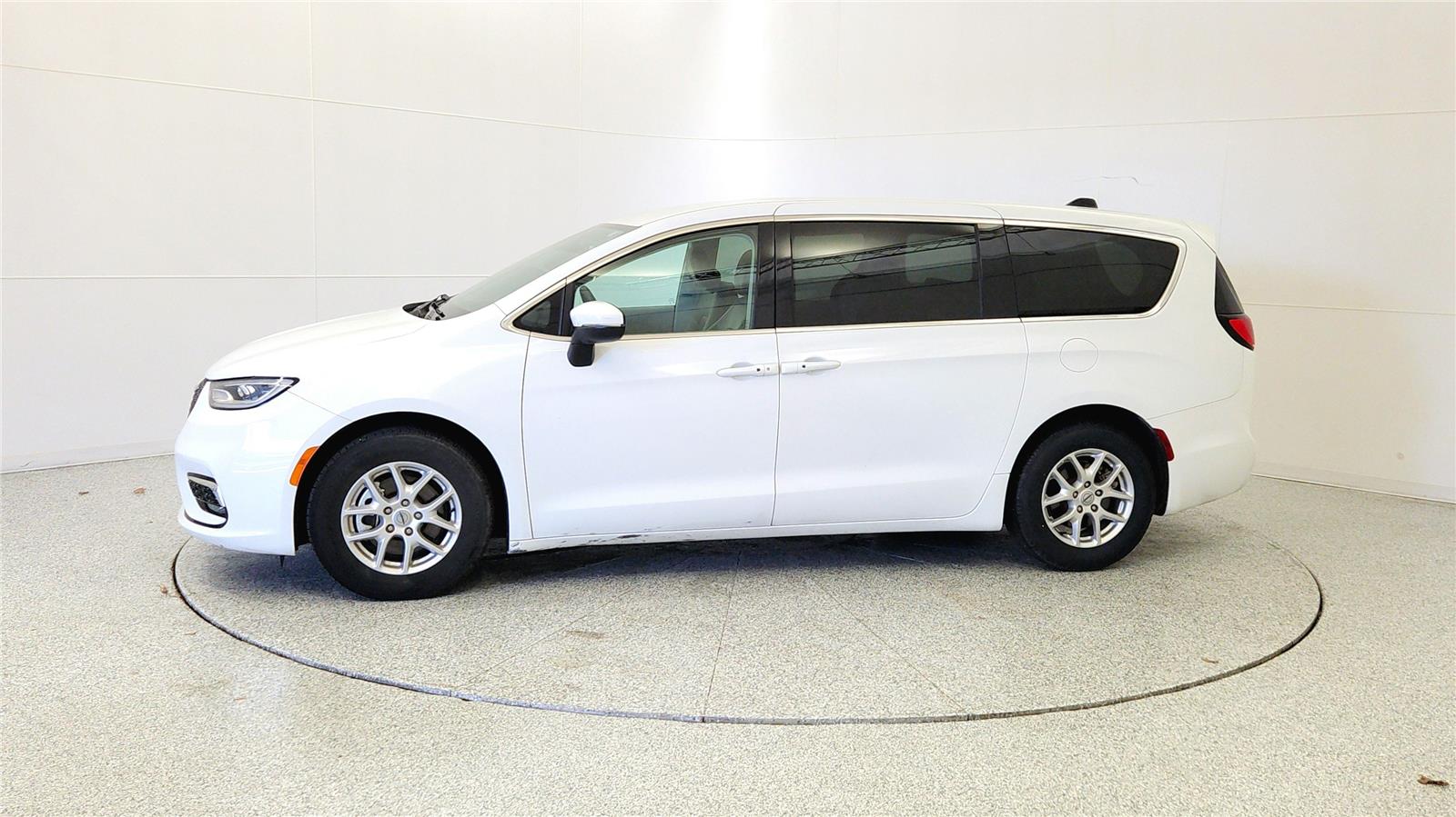 Used 2023 Chrysler Pacifica - photo 6