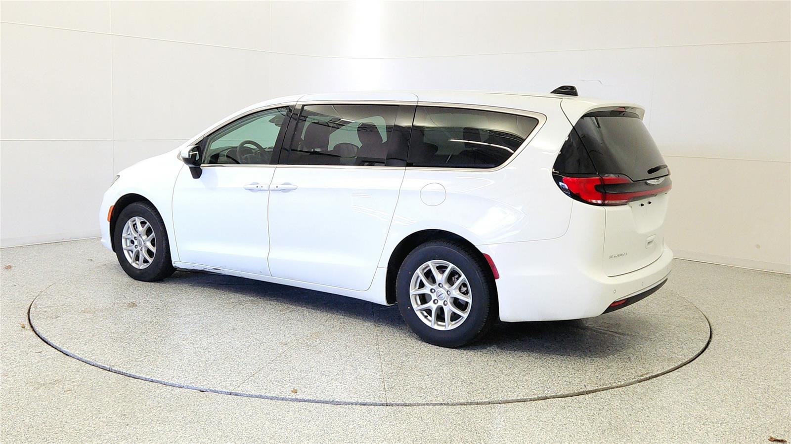 Used 2023 Chrysler Pacifica - photo 7