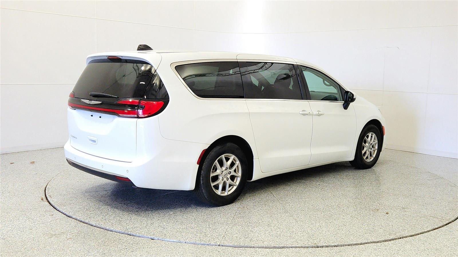 Used 2023 Chrysler Pacifica - photo 9