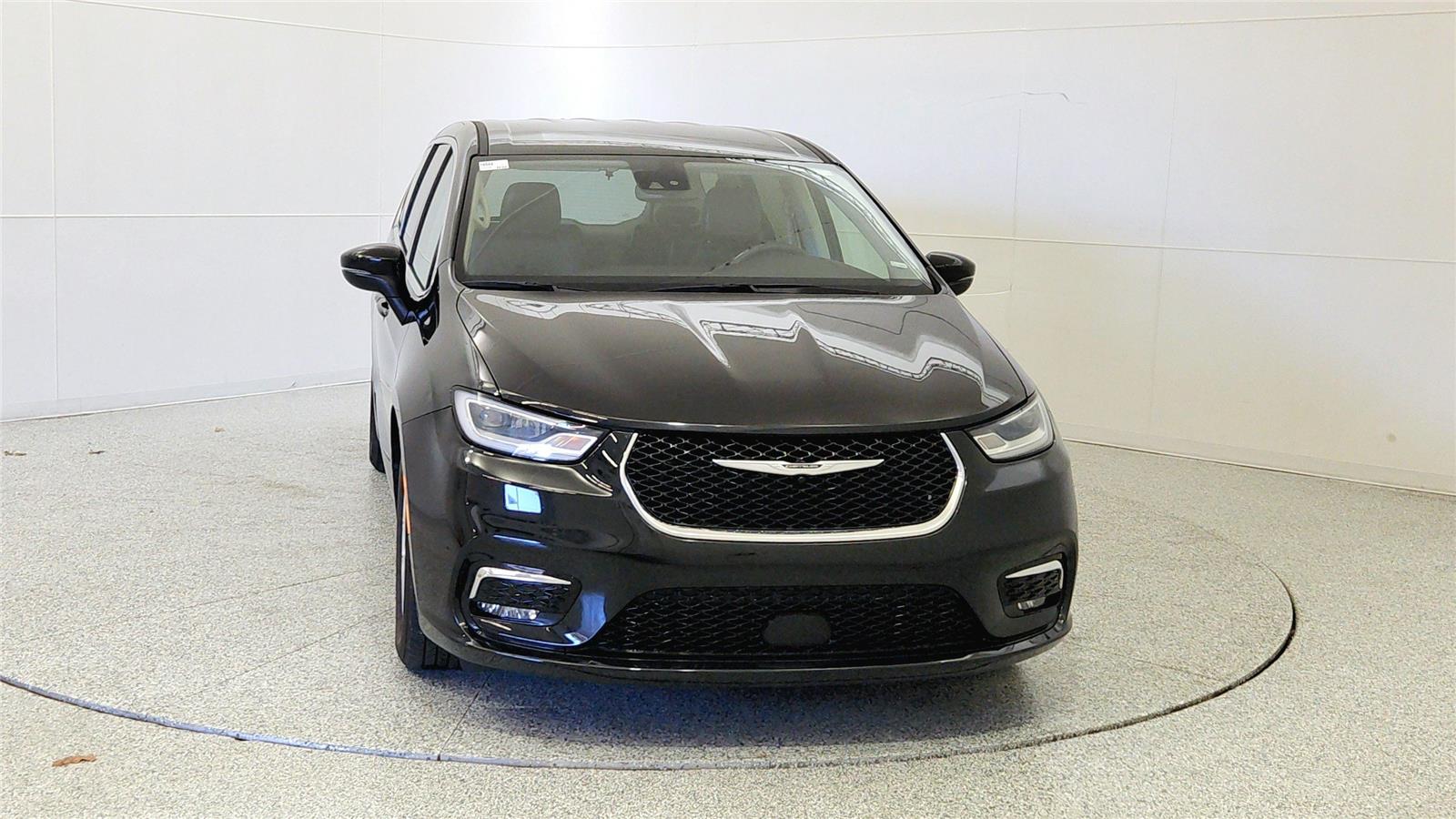 Used 2023 Chrysler Pacifica - photo 2