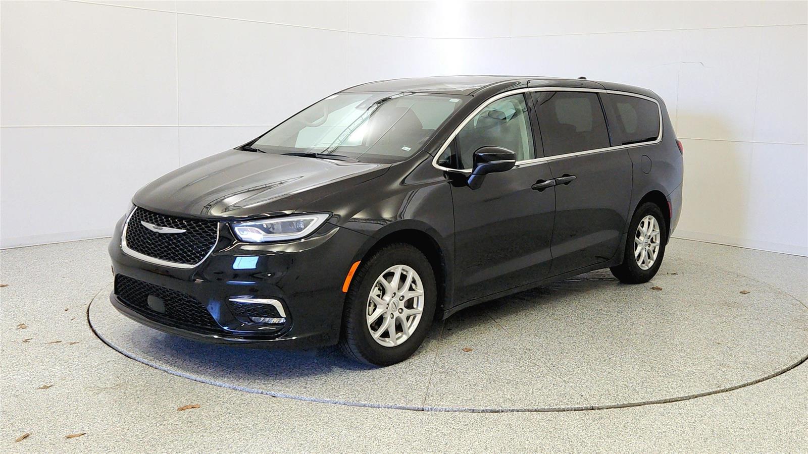 Used 2023 Chrysler Pacifica - photo 5