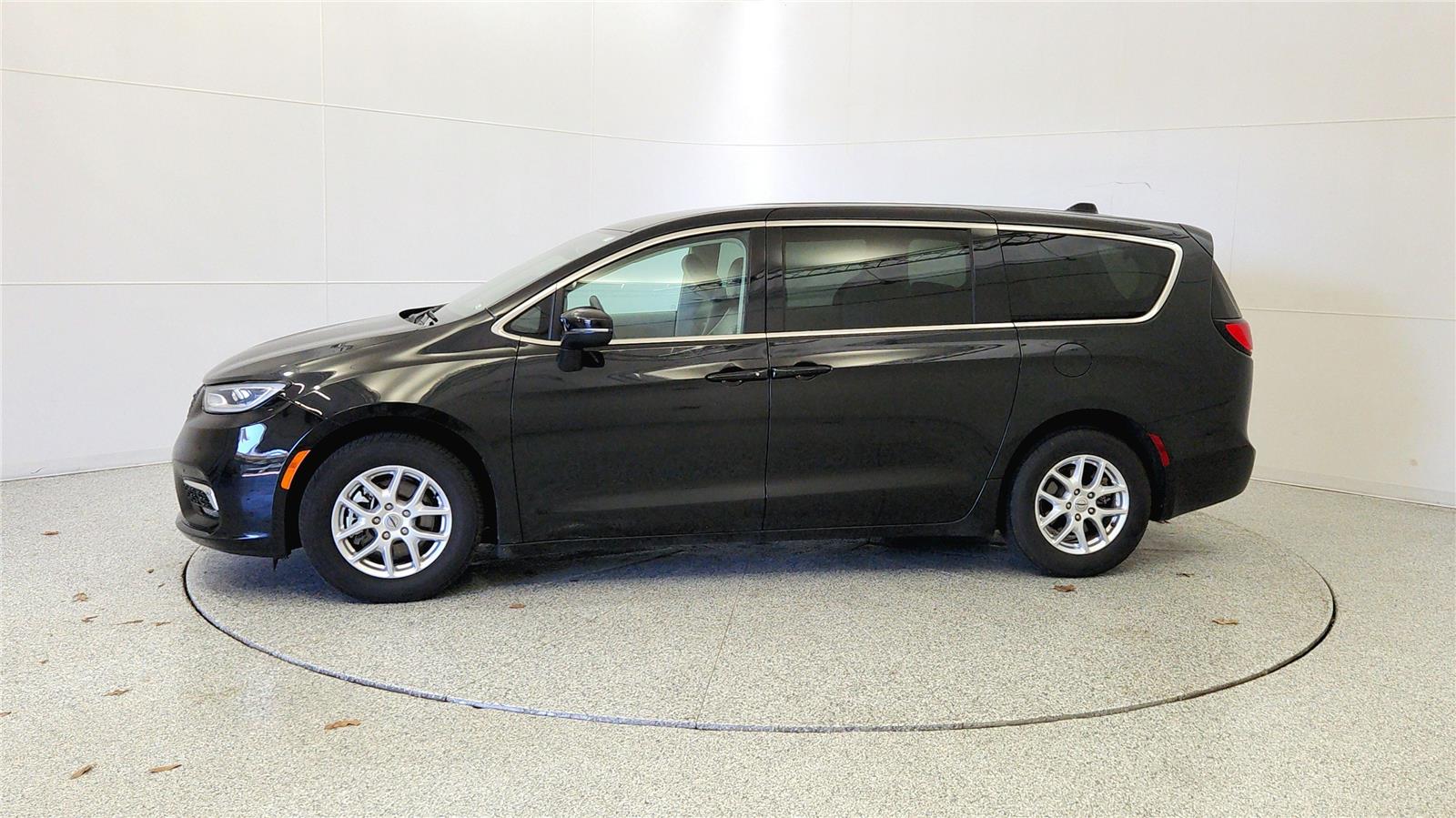 Used 2023 Chrysler Pacifica - photo 6