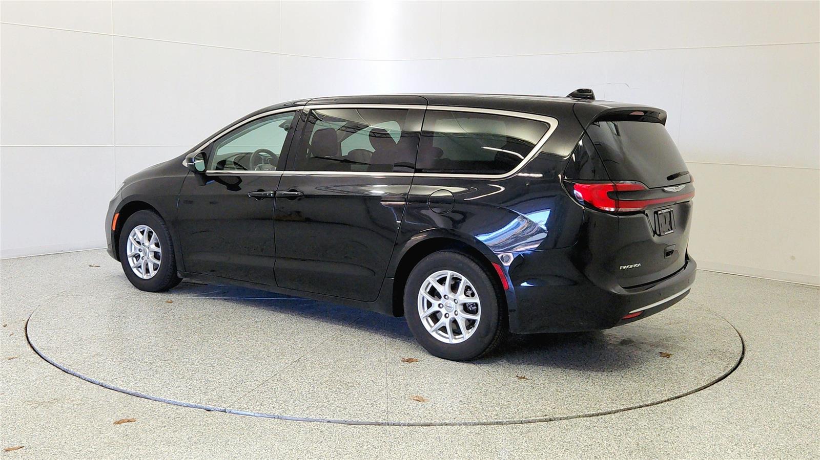 Used 2023 Chrysler Pacifica - photo 7