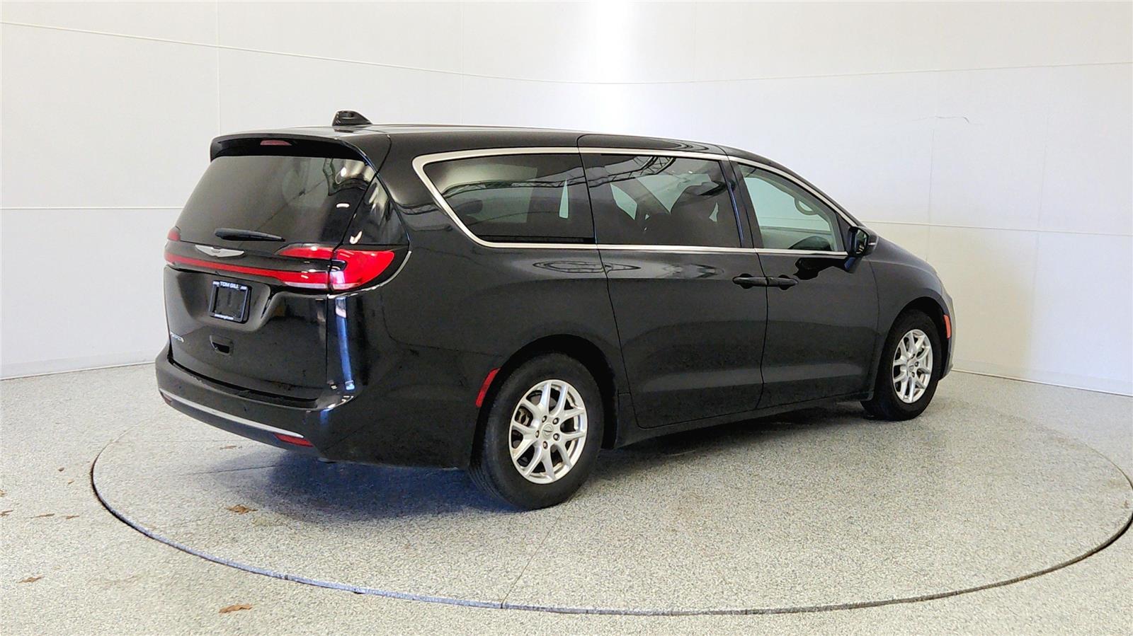 Used 2023 Chrysler Pacifica - photo 9