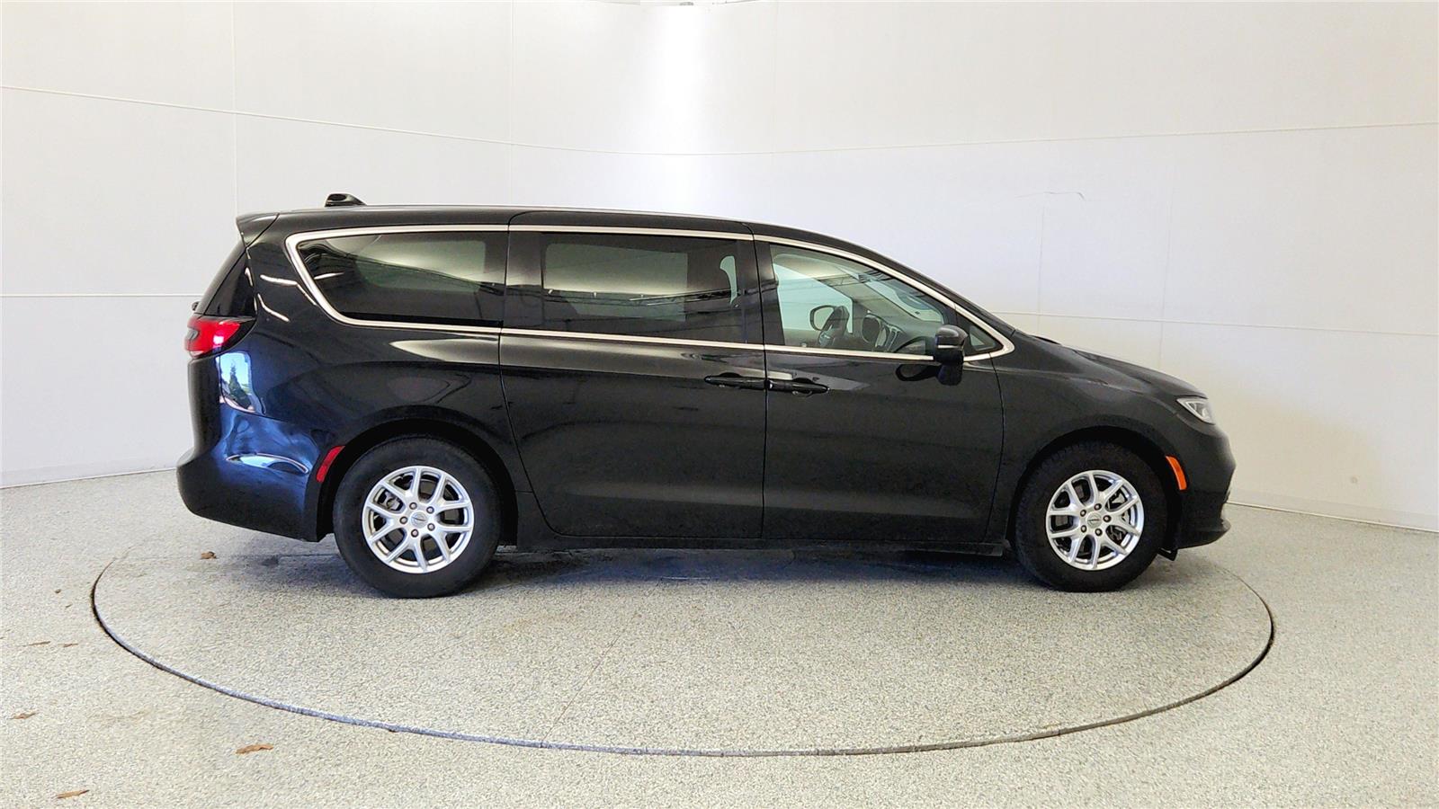 Used 2023 Chrysler Pacifica - photo 10
