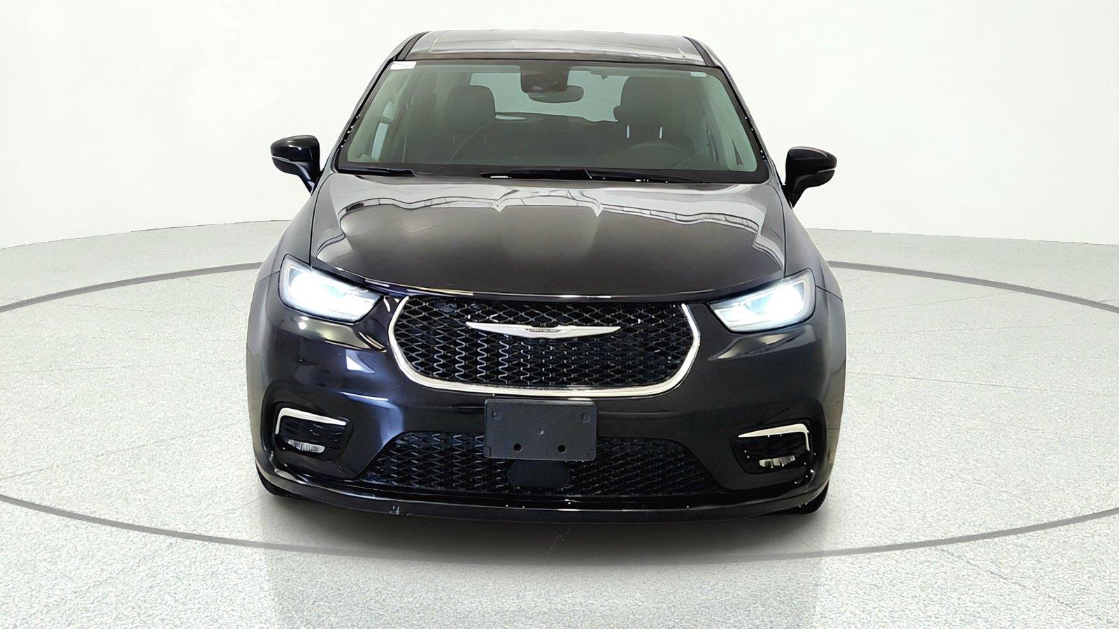 Used 2023 Chrysler Pacifica - photo 2