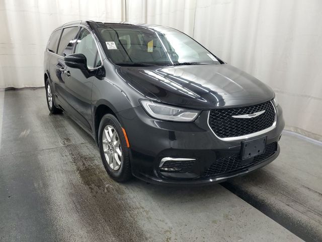 Used 2024 Chrysler Pacifica - photo 2
