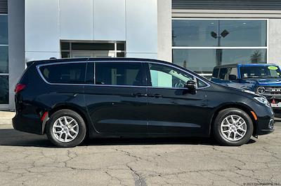 Used 2023 Chrysler Pacifica - photo 2