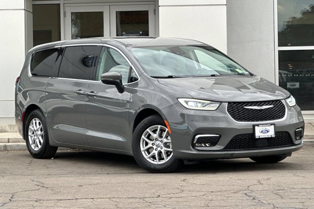 Used 2023 Chrysler Pacifica - photo 2