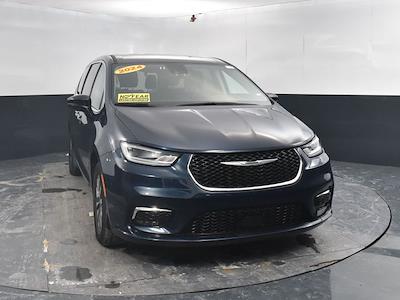 Used 2024 Chrysler Pacifica Select Minivan for sale #16P2127 - photo 2
