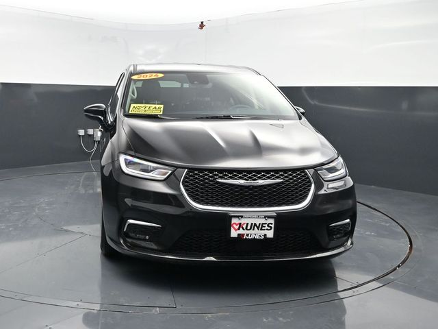 Used 2024 Chrysler Pacifica - photo 2