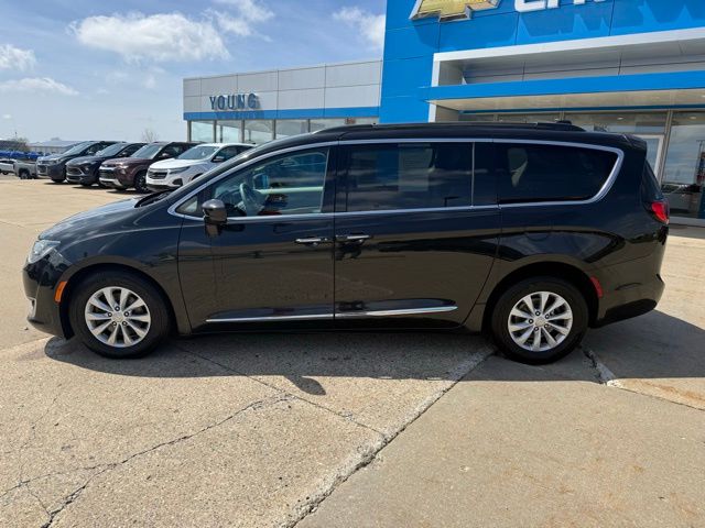 Used 2017 Chrysler Pacifica - photo 2