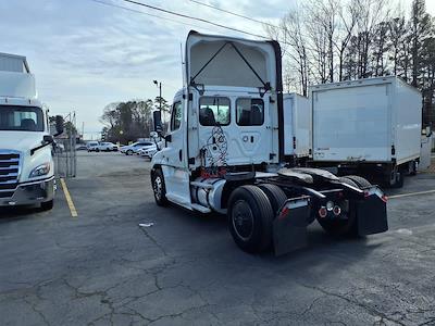 Used 2018 Freightliner Cascadia Cummins X15 Semi Truck for sale #777786 - photo 2