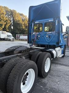 Used 2019 Freightliner Cascadia Detroit DD13 Semi Truck for sale #874689 - photo 2
