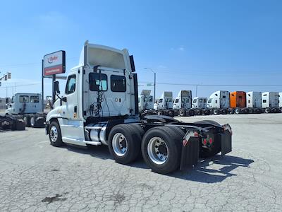 Used 2018 Freightliner Cascadia Detroit Diesel DD15 Semi Truck for sale #752665 - photo 2