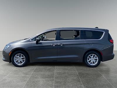 Used 2022 Chrysler Voyager - photo 2