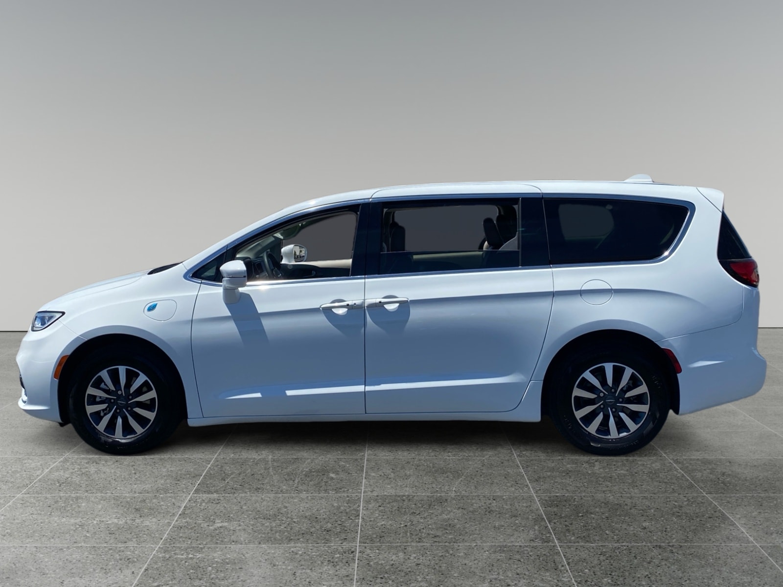 Used 2022 Chrysler Pacifica - photo 2