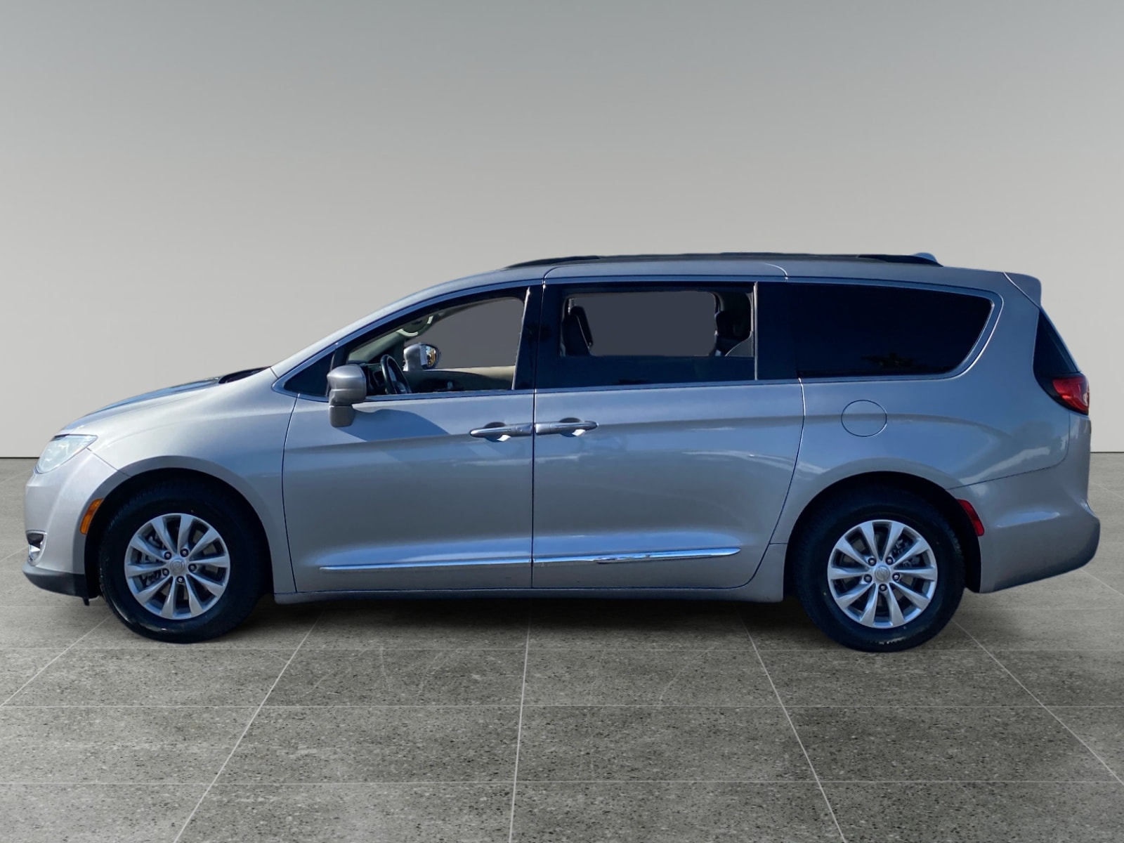 Used 2017 Chrysler Pacifica - photo 2