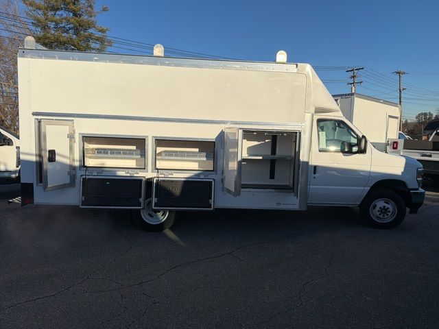 New 2026 Ford E-450 - photo 6