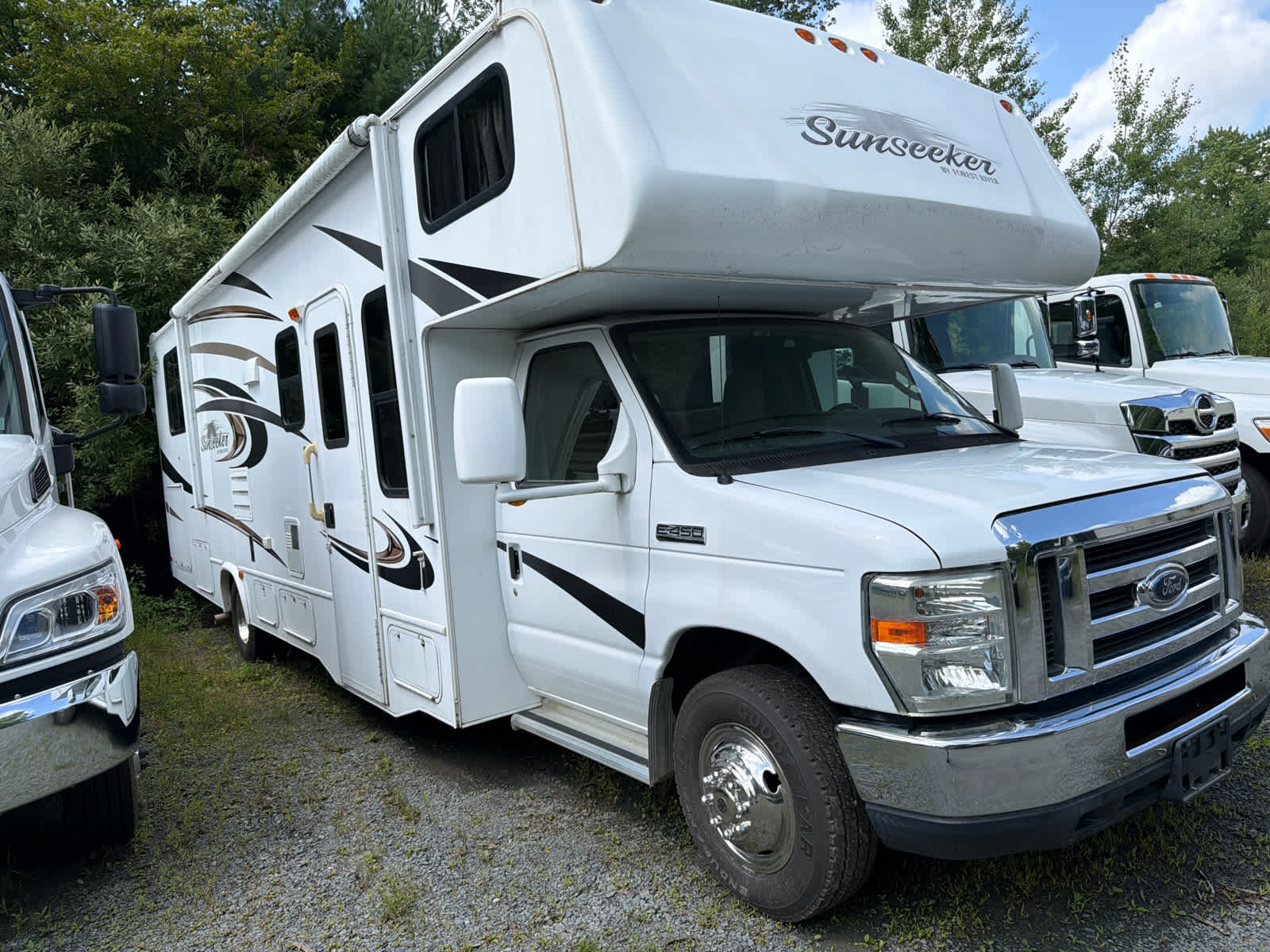 Used 2013 Ford E-450 - photo 2