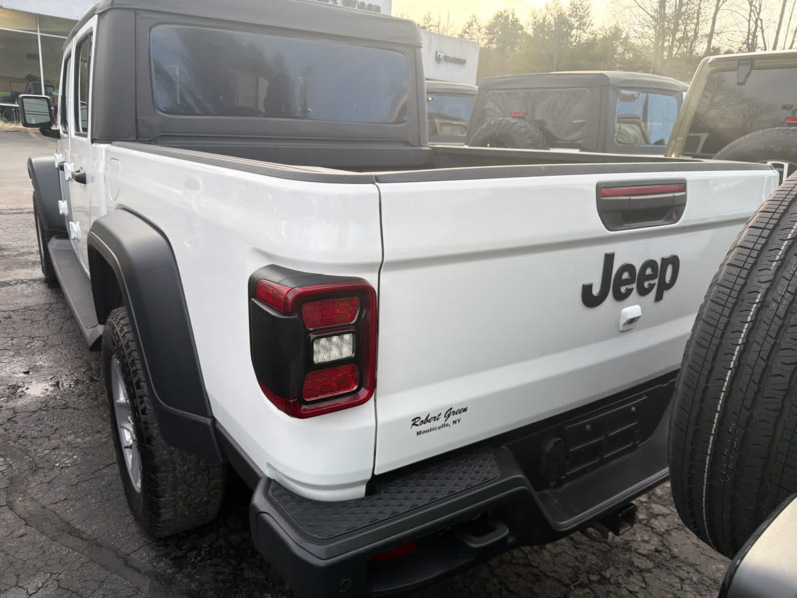 Used 2020 Jeep Gladiator - photo 2