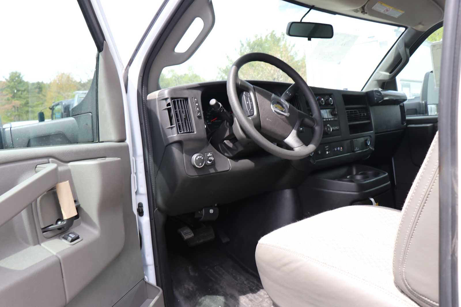 New 2025 Chevrolet Express 3500 - photo 9