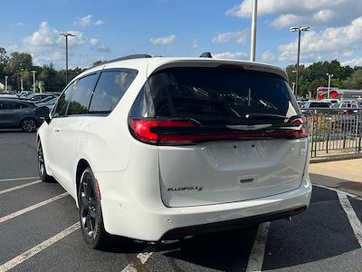 Used 2025 Chrysler Pacifica Limited Minivan for sale #FD2996 - photo 2