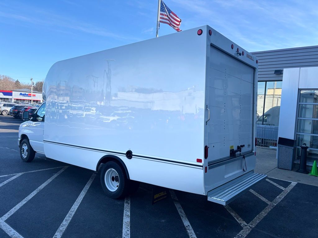 New 2027 Ford E-350 - photo 6
