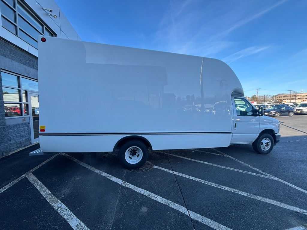 New 2027 Ford E-350 - photo 9