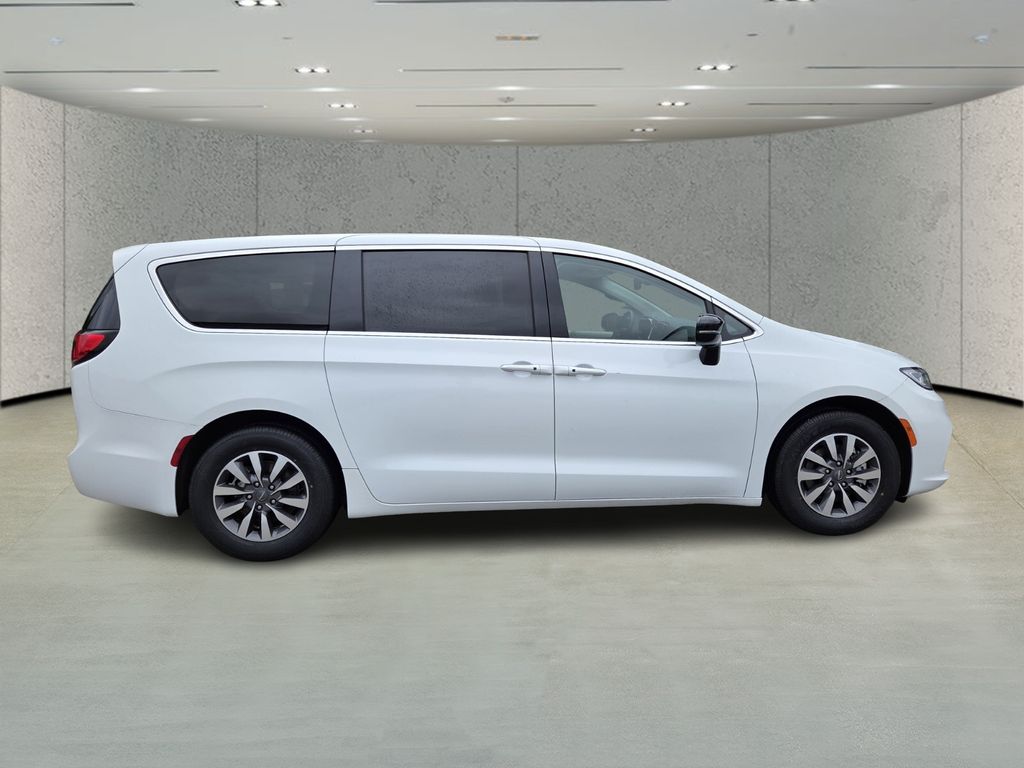 Used 2024 Chrysler Pacifica - photo 6