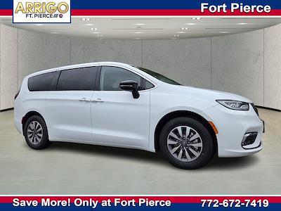 Used 2024 Chrysler Pacifica - photo 1