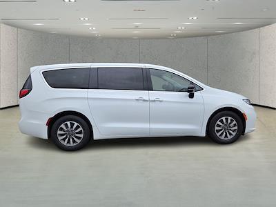 Used 2024 Chrysler Pacifica - photo 1