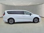 Used 2024 Chrysler Pacifica Select Minivan thumbnail 4