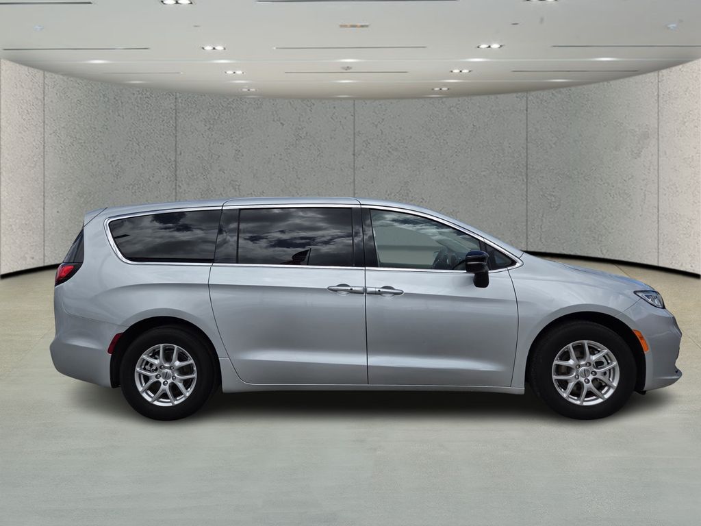 Used 2024 Chrysler Pacifica - photo 5