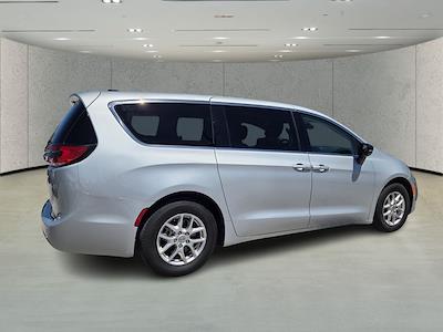Used 2024 Chrysler Pacifica - photo 2