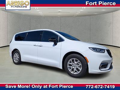Used 2025 Chrysler Pacifica Select Minivan for sale #R527875 - photo 1
