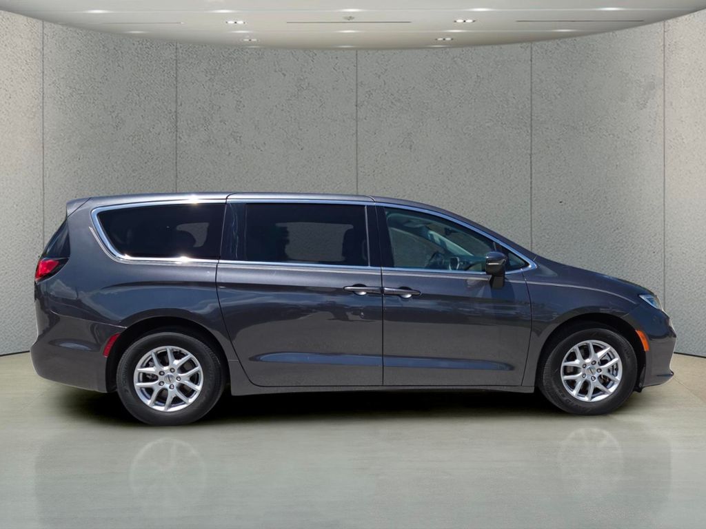 Used 2023 Chrysler Pacifica - photo 5